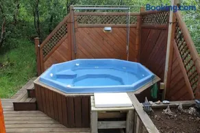 Relaxing and cozy cottage with hot tub - Image 5