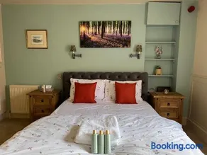 Studio Flat Central Cheltenham Parking off road - Image 4