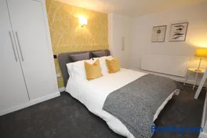The Courtyard Apartment - Image 3
