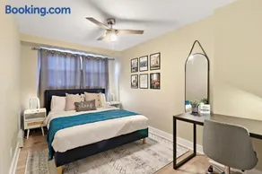 2BR Midway Getaway! l 20 min to downtown Chicago - Image 3