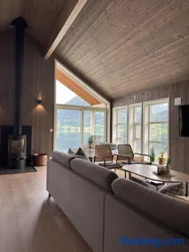 Perfect base in Jølster with stunning views of Lake Jølstravatnet - Image 5