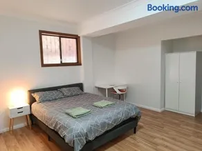 Cozy Queen Room in Spacious House with Great Location - M6 - Image 1
