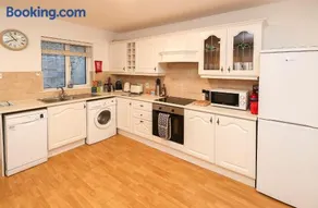 Two bedroom townhouse in the heart of Dungarvan - Image 5