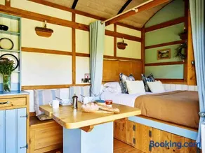 The Mallard Shepherd's Hut with Hot Tub - Image 2