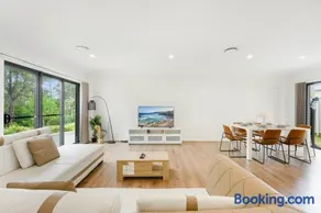 Kellyville Spacious Modern House Park&Lake - Image 3