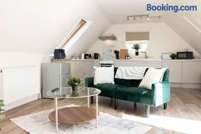 The Hale Abode- 1 Bed Gated Parking & Close to Man Airport - Image 3