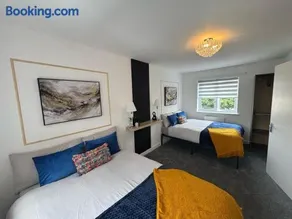 Elegant & Modern 3 Bed Home With Private Parking - Sleeps up to 8 - Image 3