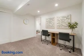 5-Bedrooms! Stylish and Modern Home, Pets Welcome! - Image 2