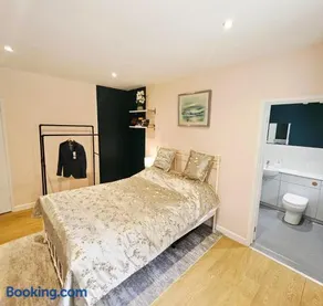 2 Double bedroom, 2 Bathroom House in Brockenhurst SO42 - Image 3