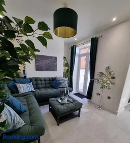 Lovely cosy home on edge of beautiful park, with a short walk to Warwick Castle, and close to Warwick Town cafes, bars and restaurants - Image 5