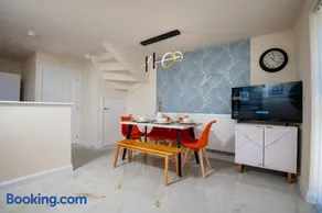 Luxury 5BDR with City Access, Free Parking and Wi-Fi - Image 3