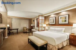MGM Signature Deluxe Balcony Strip View Suite - Image 2
