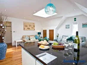 9 The Whitehouse - Image 2