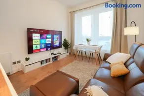 Central 1-bed flat - Walk to shops, pubs and station - Image 2