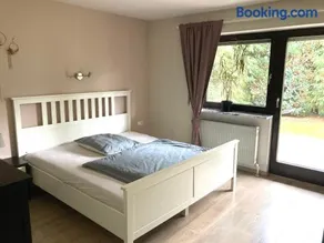 ruhiges Gästezimmer mit King-Size-Bett - Image 1