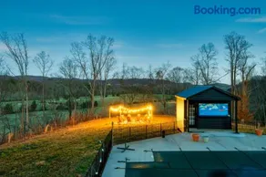 Hilltop Hideaway - Heated Pool - Jacuzzi - Ping Pong - 12 guests - Fireplace - Mountain Views - Pets are allowed by request - Image 2