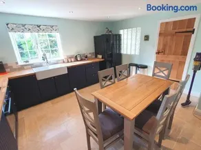 Countryside 3 Bed Detached Cottage - Image 2