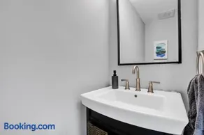 Entire Renovated Townhouse, close to Washington DC - Image 3