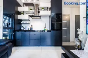 Luxury Apartment With Spa Bath- City Centre, Free Parking by StayNest - Image 3