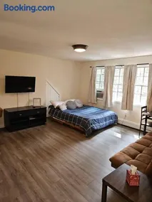 Adorable 1 bedroom with off-street parking - Image 3