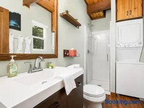 Little Bear Cottage - Walk to Bear Mountain, Fireplace, Deck - Image 2