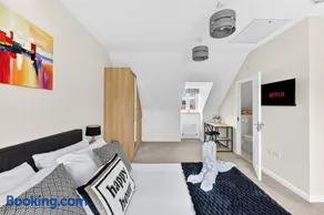 Charming House in Buckingham • Driveway Parking • Sleeps 6 • Work Desk • Fast WiFi • Yoko Property - Image 3