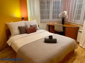 Large, luxury condo with sauna - Image 1