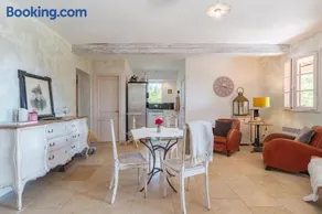 Holiday Home 'Chez Lara' with Mountain View, Shared Pool and Wi-Fi - Image 4