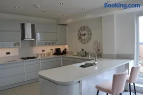 The Residence 3-Bed Apt Sleeps 6 with Parking - Image 1