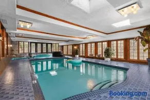 Genteman Manor Private Indoor Pool Sauna & Lake - Image 2