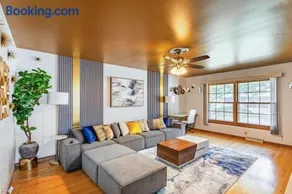 Spacious 3BR, Sleeps 8, King bed, Parking garage, Fast WiFi - Image 1