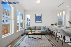 Luxury Aspen 2BR Home with Double Garage Car Parking - Image 1