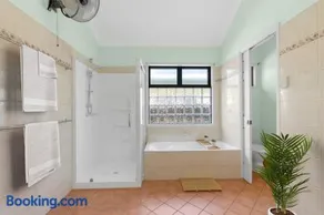The Oasis - Charming Family Retreat on City Fringe - Image 4