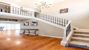 Spacious Country Club Golf Course Retreat - Image 4
