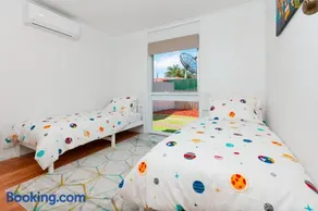 Cozy Retreat-4 Queen Bed, 3TV, Full Kitchen, Cot, Pets allowed-Fully Fenced, FreeWifi - Image 5