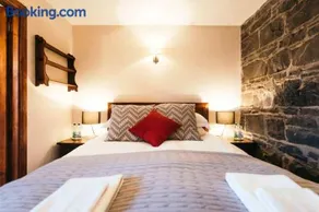 Luxury Large Group Accommodation with Hot Tub - Image 2