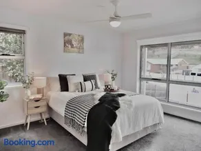 Modern holiday home in Hobart - Stunning Mountain & Water views - Image 2