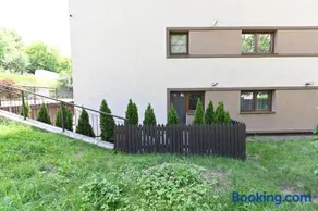 Signature Urban Studio with Garden & Private Garage - Image 5