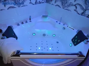 Love Story Chalet avec jacuzzi et sauna - Image 2