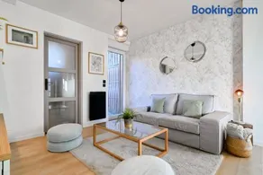 Two bedroom house with courtyard, quiet - Image 2