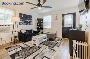 Comfortable 2 Bedroom Near Downtown Atl Sleeps 4 Free Parking - Image 3
