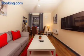 Cosy 4 Bedroom Apartment by Old Town - Image 2