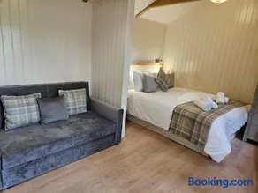 Woodland Shepherds Hut - 'Saga' - Image 5