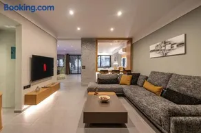 Smaragdi Luxury Jacuzzi Apartment Noho Premium Living - Image 2