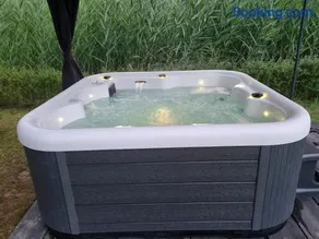 Vakantiewoning met overdekte, voorverwarmde jacuzzi in grote tuin - Image 1