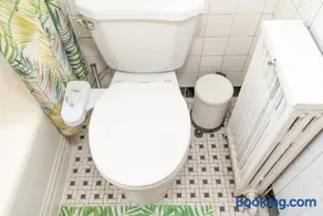 Room in cozy house close to Lawrence Ave, WiFi, parking - Image 2