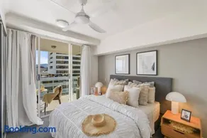 Luxurious City Centre Apartment, Space and Style - Image 2