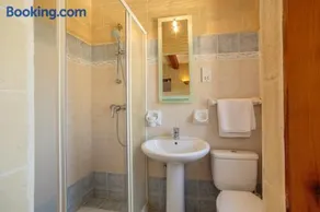 400 year old converted farmhouse with private pool - Image 2