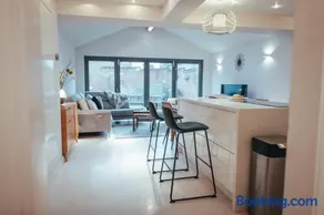 5 Bed Family Home- Free Parking - Image 4