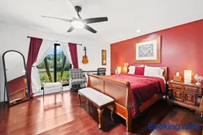 Upgraded Lux Retreat Coconut Creek with Hot Tub and Pool - Image 3